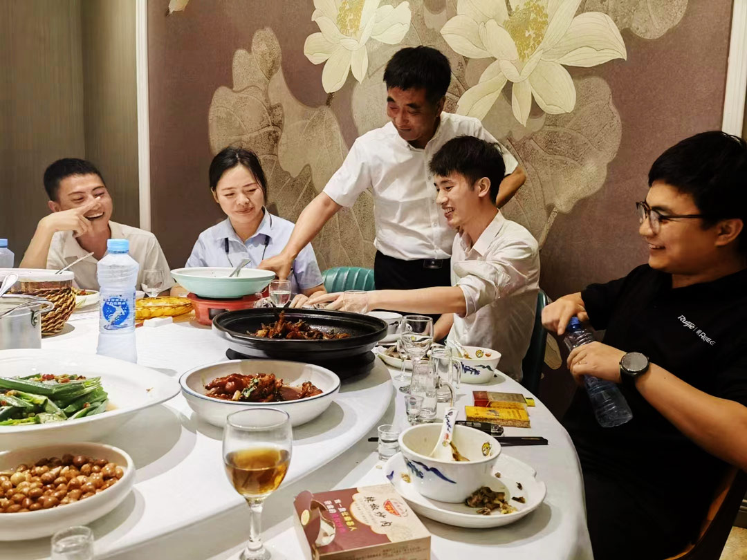 白酒夜飲，前程似錦